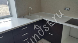 Белая угловая столешница-подоконник для кухни